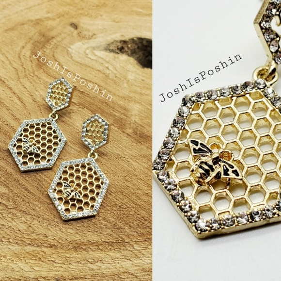 JoshisPoshin Jewelry - 18k gold honeycomb bee stud earrings